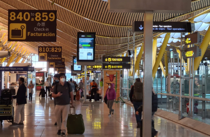 Viajeros en el aeropuerto de Madrid-Barajas Adolfo Suárez, esta mañana