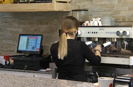 Mujer trabajando en un bar