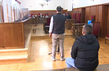 Los dos acusados en la sala de la Audiencia Provincial de Badajoz 