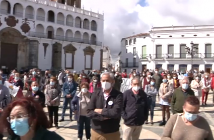 Imagen de la concentración realizada en Llerena para reclamar más personal y medios en el hospital comarcal