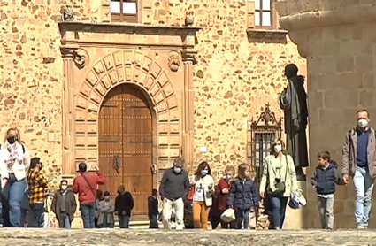 Turistas extremeños en la Plaza de Santa María de Cáceres