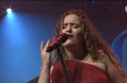 Elsa Tortonda durante su actuación en el Festival de la Canción de Extremadura