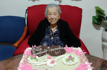 Manuela Álvarez de la Rosa, con su tarta de 101 cumpleaños