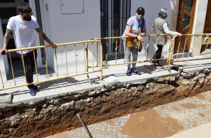 Vecinos de Mérida visitan el mosaico romano encontrado en plena calle