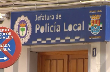 Agentes de la policía local evitan un suceso entre una madre y su hijo