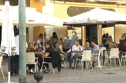 Terrazas de veladores en la Plaza de España de Badajoz.