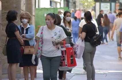 Personas caminando por la calle 