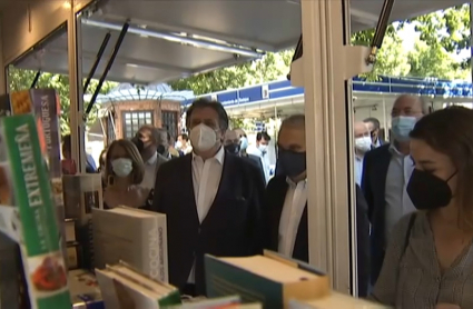 Luis Landero visita un expositor de la Feria del Libro junto al alcalde de Badajoz