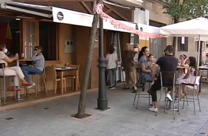 Cacereños y cacereñas disfrutando de la 'feria de día'