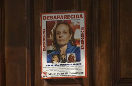 Cartel de la desaparición en la puerta de su domicilio.