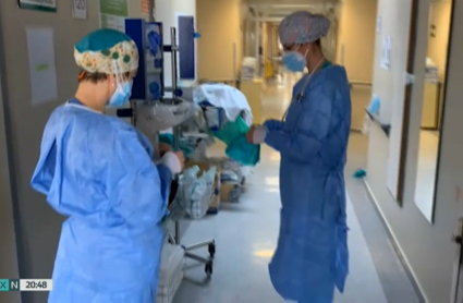 Dos profesionales sanitarias trabajan en un hospital
