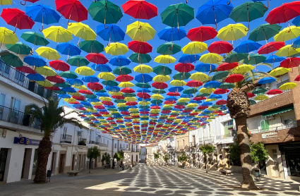 Los paraguas cubren las calles de Malpartida