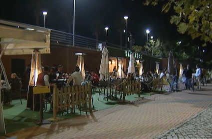 Locales en el paseo del río Guadiana, en Badajoz. 