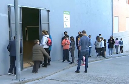 Habitantes de Plasencia esperando para un cribado masivo