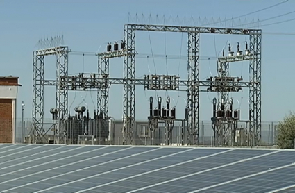 Estación eléctrica junto a placas solares