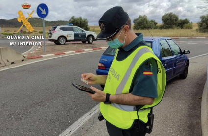 Guardia civil durante un control de tráfico 