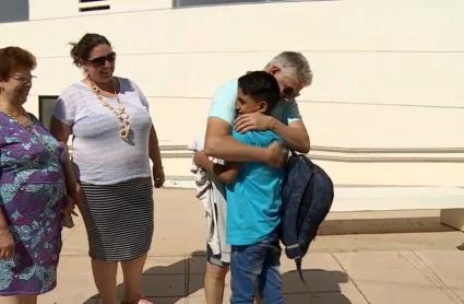 Abrazos de familiares de acogida durante el verano de 2019, el último del programa 'Vacaciones en paz'