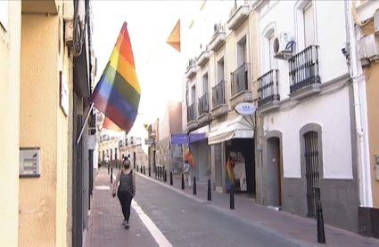 Calle de Mérida luciendo una bandera LGTBI.