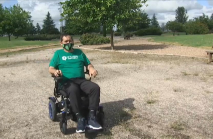 Lucas, que padece Ela, pasea con su silla eléctrica por el parque de Miajadas