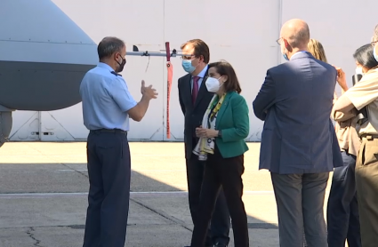 La ministra de Defensa viendo los Predator B del Ejército del Aire en la Base Aérea de Talavera