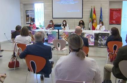 Reunión de la mesa de coordinación contra la violencia de género reunida esta mañana en la Casa de la Mujer de Badajoz 
