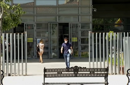 Opositores saliendo de una biblioteca