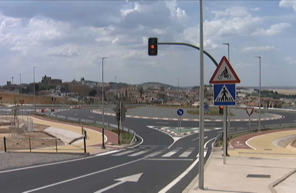 Glorieta en la Ronda Sureste de Cáceres con el centro histórico al fondo.