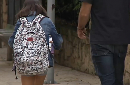 Padre e hija anónimos paseando por la calle