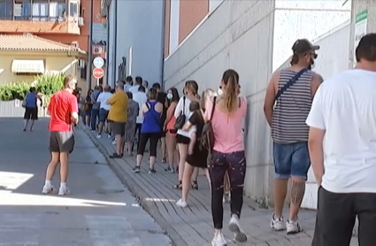 Colas para realizarse pruebas de antígenos en Plasencia