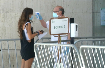 Joven extremeña acudiendo al punto de vacunación