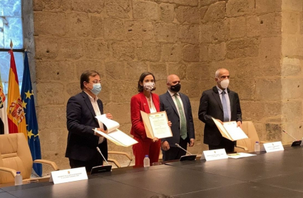 Firma de la declaración de intenciones sobre la azucarera entre la ministra de Industria, Turismo y Comercio, Reyes Maroto; el presidente de la Junta de Extremadura, Guillermo Fernández Vara y el representante de Ibérica Sugar Company SLU, Jamal Majid Al-Ghurair.