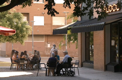 Clientes sentados en la terraza de un bar