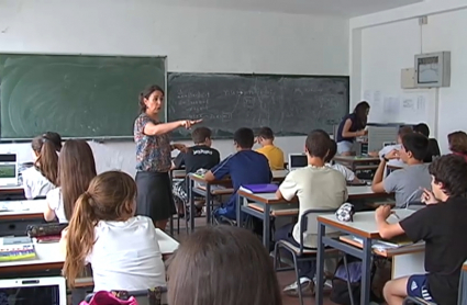 Maestra dando clases 