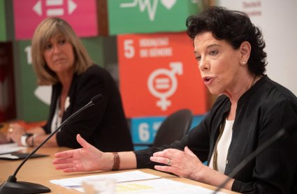 La ministra de Educación, Isabel Celaá, junto a la presidenta de la Diputación de Barcelona, Núria Marín (i),durante la inauguración de un seminario sobre la equidad, la calidad y la excelencia en la educación que quiere impulsar la nueva LOMLOE