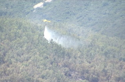 Helicóptero del INFOEX actuando en el incendio de Peraleda de san Román.