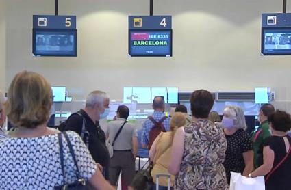 Viajeros haciendo cola en el Aeropuerto de Badajoz. 