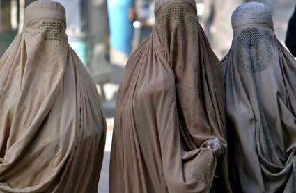 Tres mujeres con burka negro. 