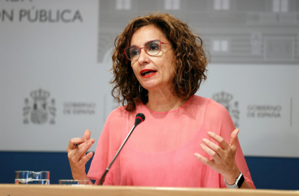 La ministra de Hacienda y Función Pública, María Jesús Montero, atiende a la prensa tras reunirse por vía telemática con las comunidades autónomas en la Conferencia Sectorial del Plan de Recuperación, Transformación y Resiliencia, para abordar el reparto territorial de los fondos europeos que recibirá España este año.