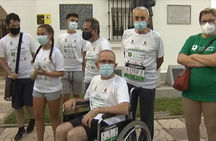 Manuel Santiago Ardila, 'Lolo', acompañado de familia y amigos antes de la salida de la ruta senderista solidaria