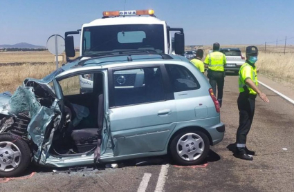 La Guardia Civil, actuando en el accidente