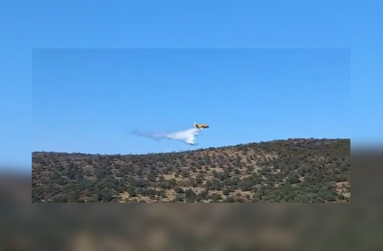 Hidroavión soltando agua sobre el incendio de Calzadilla