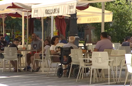 Imagen de pacenses en una terraza de Badajoz