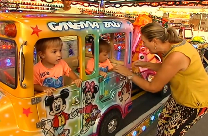 Niños montados en una atracción de la Feria de Mérida