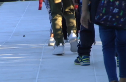 Niños entrando en el CEIP Alba Plata de Cáceres