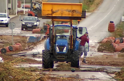 Tractor ayudando a despejar la carretera en Arroyo de San Serván