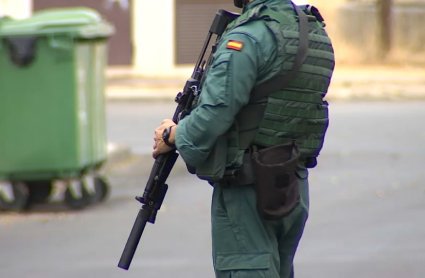 Guardia Civil sosteniendo un arma durante la redada