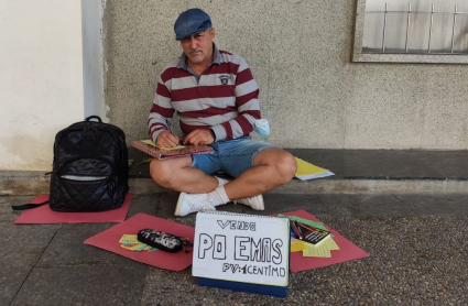 Fernando, componiendo poemas en la calle