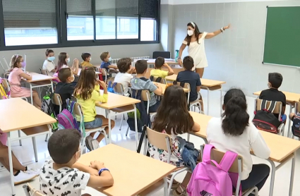 Aula de 3º de Primaria del colegio público de Cerro Gordo en Badajoz, que hoy ha abierto sus puertas por primera vez.
