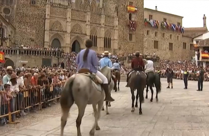 Caballistas entrando en la Plaza de Santa María de Guadalupe