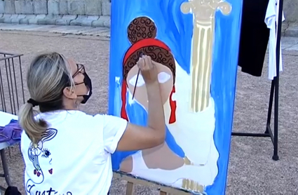 Mujer pintando junto al templo de Diana en Mérida
